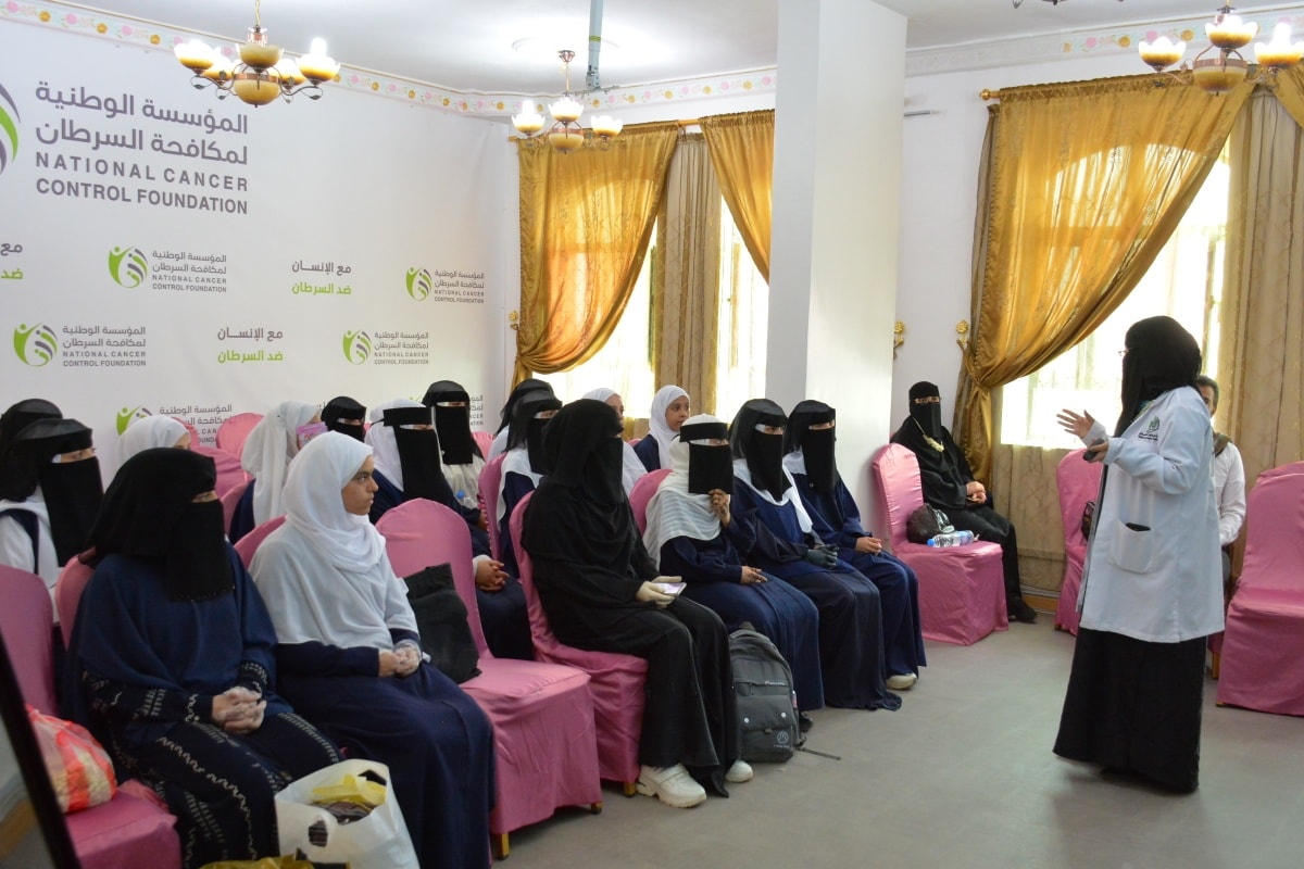 جلسة توعوية لطالبات مدارس سام الأهلية في زيارة توعوية
